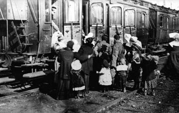 Kriegsschauplatz Frankreich 1917: Französische Flüchtlinge bei der Abfahrt aus dem Kriegsgebiet
