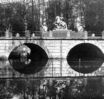 Kriegsschauplatz Polen 1914: Warschau, Weichselbrücke und Schlosspark mit einem Denkmal des Königs Johann Sobieski