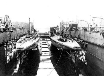 Kriegsjahr 1914: Die U-Boote "U 9" und "U 12" im Dock. Ohne Ortsangabe, Wilhelmshaven?