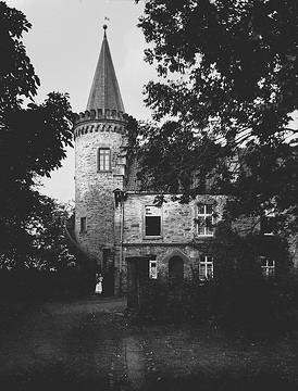 Schloss Steinhausen mit seinem Turm aus dem 13. Jahrhundert