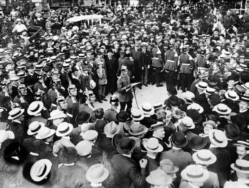 Beginn des Ersten Weltkrieges: Öffentliche Verkündigung der drohenden Kriegsgefahr am 31. Juli 1914 in Berlin