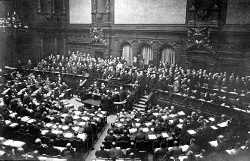 Beginn des Ersten Weltkrieges: Berliner Reichstagssitzung am 4. August 1914 mit Ansprache Kaiser Wilhelms II. zum deutschen Kriegseintritt