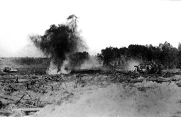 Kriegsschauplatz Cambrai (Frankreich) 1917: Englische Panzer im Artillerie- und Minenwerferfeuer