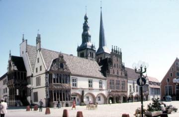 Gesamtansicht des Rathauses am Marktplatz 