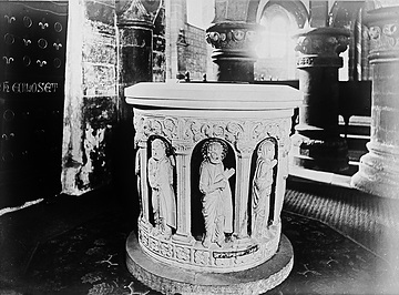 Kirche St. Maria zur Höhe: Taufstein mit Figurenrelief (um 1230), Aufnahmedatum der Fotografie ca. 1913.
