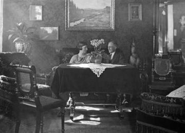 Dr. Joseph Schäfer, Familie: Tochter Maria "und Wilhelm Kohlschein" im Salon des elterlichen Alterswohnsitzes Coerdestraße 2 in Münster, undatiert, um 1926