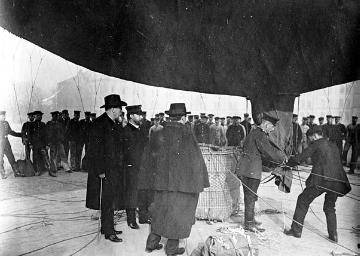 Startvorbereitungen einer Gasballonfahrt: Zubinden des Füllschlauches, undatiert, um 1905?
