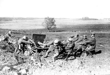 Kriegsschauplatz Frankreich 1917: Deutsche Soldaten bringen ein Infateriegeschütz in Stellung
