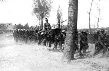 Kriegsschauplatz Frankreich 1917: Transport von englischen Kriegsgefangenen