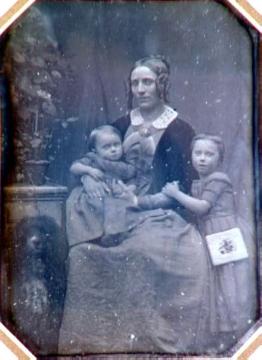 Lida Sutor, geb. Fincke (1818-1891) mit ihren Töchtern Clara und Thecla,  Daguerreotypie