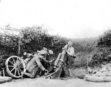 Artillerie im Ersten Weltkrieg: Mittlerer Minenwerfer während des Ladens