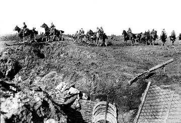 Kavallerie im Ersten Weltkrieg: Vorrückende Einheit während der Frühjahrsoffensive 1918 in der Champagne (Frankreich)