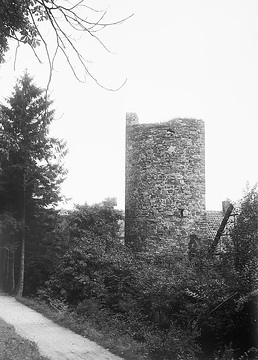 „Roter Turm“, Höxter - einzig erhaltener Turm der mittelalterlichen Stadtbefestigung an der Oberen Mauerstraße, Ansicht vom Wall. Undatiert, um 1940?