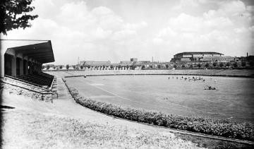 Stadion Rote Erde (früher Kampfbahn Rothe Erde), erbaut 1926 an der Strobelallee, 1937 bis zur Fertigstellung des Westfalenstadions 1974 Heimstadion des Fußballvereins Borussia Dortmund