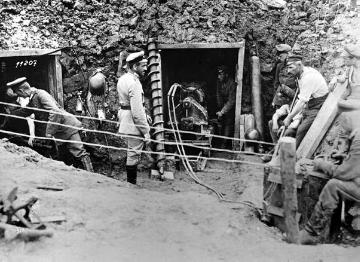 Infanterie im Ersten Weltkrieg: Bau von Sprengstollen mit elektrischen Bohrmaschinen bei La Bassée (Frankreich) 1916