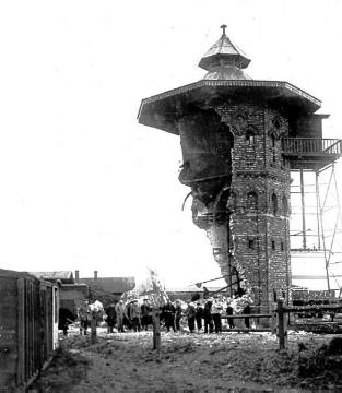 Kriegsschauplatz Polen um 1915: Zerschossener Wasserturm an einer Bahnlinie nach Warschau