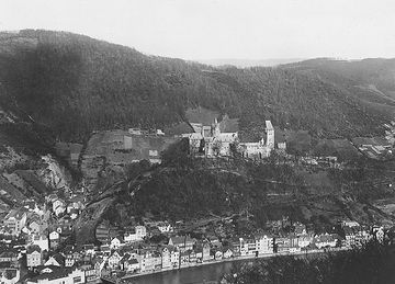 Blick über die Stadt auf Burg Altena
