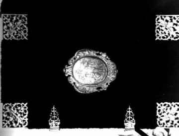Rückseite eines Messbuchs, Samteinband mit silbernen Eckbeschlägen (Residenzschloss, Schlosskapelle)