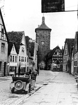 Straße in Rothenburg, im Hintergrund ein Torturm