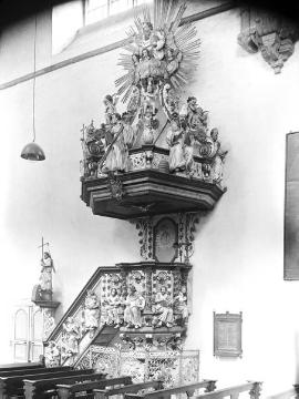 Kanzel mit barockem Figurenschmuck in der Mariae Empfängnis-Kirche, Marienfeld