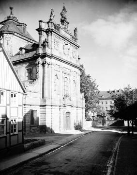 Die Giebelfassade der ehemaligen Jesuitenkirche Maria Immaculata