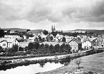 Stadtansicht von Hilchenbach mit aufgestautem Ferndorfbach, um 1920?