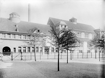 Städtisches Hallenschwimmbad von 1911 (Gerichtsstraße), um 1930?