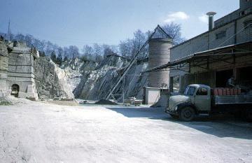 Maschinen und Lastkraftwagen in einem Kalksteinbruch bei Oerlinghausen