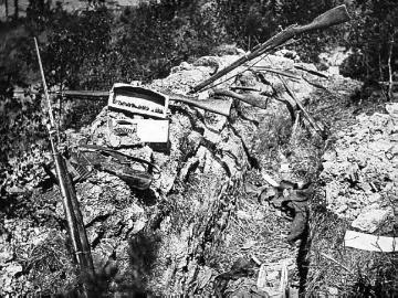 Kriegsschauplatz Galizien/Polen 1915: Russischer Schützengraben mit zurückgelassenen Gewehren [vermutlich bei Tarnow]