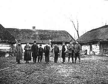 Kriegsschauplatz Polen um 1916: Bauernhof mit Bewohnern [Zwangsarbeiter?] bei Maleska [Ort in Polen nicht belegt]