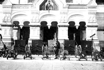 Kriegsschauplatz Russland um 1916: Österreichischer Landsturmsoldat mit erbeuteten Geschützen vor der russischen Kirche in Kaunas (Litauen, polnisch/russisch Kowno)