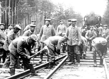 Kriegsschauplatz Russland um 1916: Gleisarbeiten der deutschen Soldaten zur Anpassung der russischen Bahngleise auf die deutsche Spurbreite