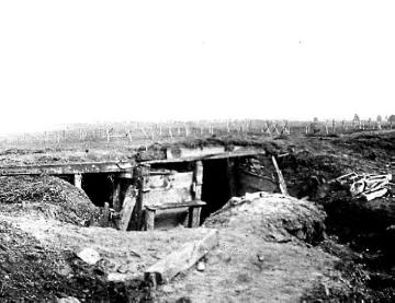 Kriegsschauplatz Polen um 1916: Russischer Schützengraben mit verlassenem Unterstand