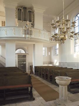 Ev. Johanneskirche, erbaut 1703, barocker Kirchensaal mit Orgelprospekt und Taufstein von 1564