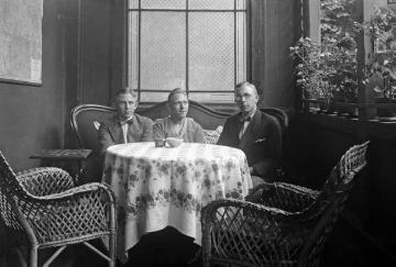 Dr. Josef Schäfer, Familie: Sohn Hans-Joachim Schäfer (geb. 1910, rechts) mit "Helmut Krüger und Theo Ramstedt auf der Veranda" im elterlichen Alterswohnsitz Coerdestraße 2, Münster, Sommer 1928
