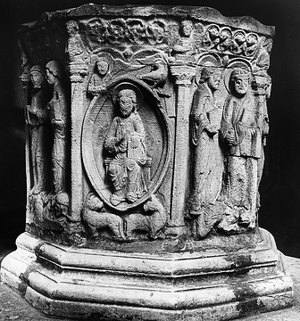 Taufstein mit Figurenrelief, 13. Jahrhundert (Kirche St. Stephanus und Sebastian)