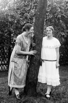 Dr. Joseph Schäfer, Familie: Tochter Maria Schäfer (links) mit Schwägerin (?) "Toni Kohlschein im Garten" der elterlichen Wohnung Coerdestraße 2, Münster, undatiert, um 1926?