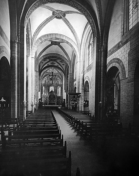 St. Patrokli-Kirche: Blick durch das Mittelschiff, Aufnahmedatum der Fotografie ca. 1913.