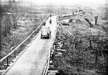 Kriegsschauplatz Somme (Frankreich) 1916: Deutsche Behelfsbrücke im sumpfigen Gebiet südlich von Peronne