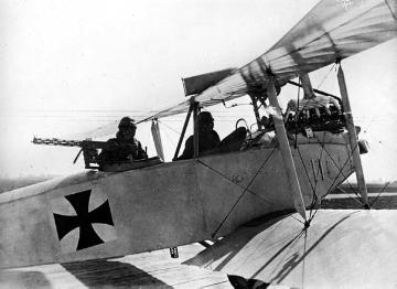 Luftwaffe im Ersten Weltkrieg: Beobachtungsflugzeug der deutschen Armee mit Besatzung