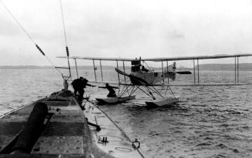 Luftwaffe im Ersten Weltkrieg: Deutsches Wasserflugzeug übernimmt Beutepapiere von einem deutschen U-Boot