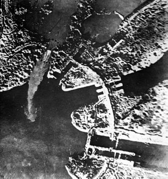 Kriegsschauplatz Westflandern 1914-1918, "Ypernschlacht": Die Schleusen bei Nieupoort am Yser-Kanal (Luftbild), um 1914?