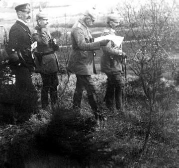 Erster Weltkrieg: Kaiser Wilhelm II. und Prinz Heinrich an der Front [konkreter Kriegsschauplatz nicht überliefert]