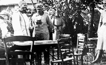 Erster Weltkrieg: Kaiser Wilhelm II. beim Kartenstudium mit Kriegsminister Erich von Falkenhayn, Westfront [konkreter Kriegsschauplatz nicht überliefert]