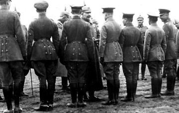 Erster Weltkrieg: Kaiser Wilhelm II. bei der Verleihung des 'Eisernen Kreuzes' an Jagdflieger