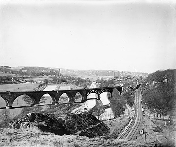 Ruhrtal mit Eisenbahnviadukt unterhalb des Helenenberges