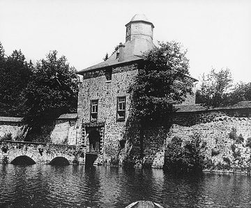 Schloss Crottorf, Schlossgraben und Torhaus, um 1930?