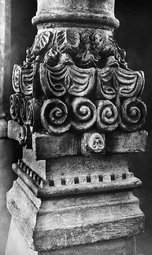 Blattkapitell einer Säule in der Bartholomäus-Kapelle
