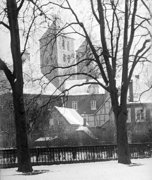 Verschneite Wohnhäuser am Paulus-Dom, um 1930?