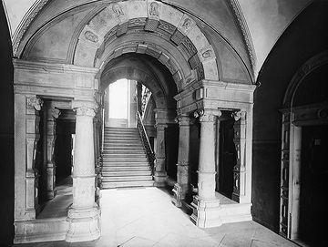Im Rathaus: Säulenpartie am Treppenaufgang der unteren Halle